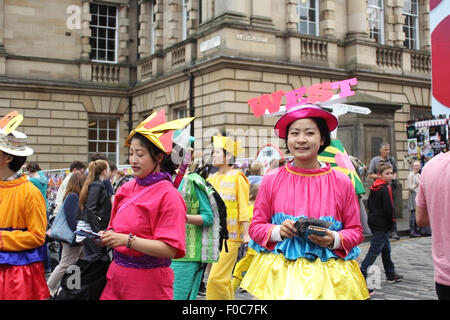 Edinburgh, UK. 11. August 2015. Künstler & Darsteller auf dem Fringe Festival in Edinburgh, 11.08. Kredit-2015, die Royal Mile und Edinburgh Schottland: Malgorzata Laris/Alamy Live-Nachrichten Stockfoto