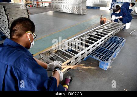 (150812)--DACHANG, 12. August 2015 (Xinhua)--Arbeiter Polnisch neue Leitplanken in einer Fabrik in Dachang Grafschaft, Nord-China Provinz Hebei, 12. August 2015. Beijing ersetzt Geländer auf großen Straßen der Innenstadt, Vorbereitung auf einer Militärparade und Feierlichkeiten zum 70. Jahrestag des Krieges gegen die japanische Aggression. Insgesamt 11 Meilen von Leitplanken auf der Chang'an Avenue und umliegenden Gebieten ersetzt werden, sagte Liu Qiang, stellvertretender Party Secretary Of State-Run Peking Shougang Maschinen & Electric Co., Ltd., ein Unternehmen, die Stahl Barrieren herstellt. (Xinhua/Wei Mengjia) (Dhf) Stockfoto