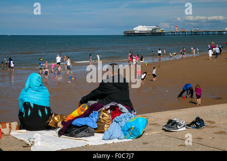 Sunny August in Blackpool, Lancashire, Großbritannien. August 2015. Wetter in Großbritannien. Super sonniger Tag, da Urlauber, Touristenmassen und Tagesausflügler das Baden am Strand, am Seebrücke und an der Touristenpromenade genießen. Stockfoto