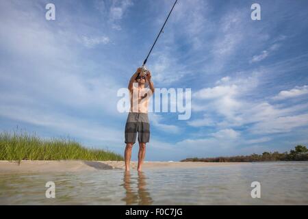 Niedrigen Winkel Ansicht von reifer Mann Angeln, Fort Walton, Florida, USA Stockfoto