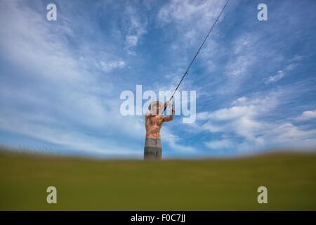 Wässrigen Blick auf reifer Mann Angeln, Fort Walton, Florida, USA Stockfoto