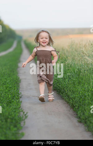 In voller Länge Portrait von glückliches kleines Mädchen Wandern auf Lehrpfad Stockfoto