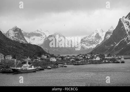 Fischerdorf in schwarz und weiß, Reine, Lofoten, Norwegen Stockfoto