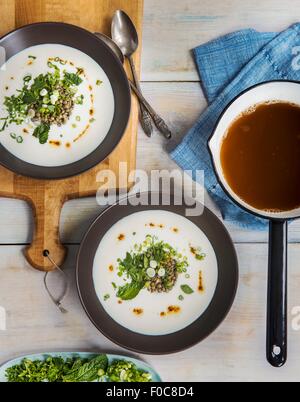 Draufsicht der Suppe im Topf und Salat mit Linsen Stockfoto