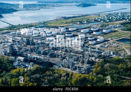 Vogelperspektive Blick auf Küste Ölraffinerie mit Öllagertanks Stockfoto