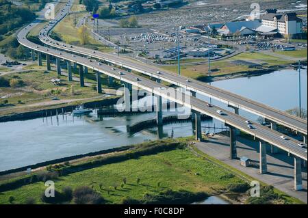 Luftaufnahme des Verkehrs auf Fluss-Autobahn-Überführung Stockfoto