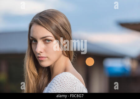 Porträt der schönen jungen Frau im freien Stockfoto