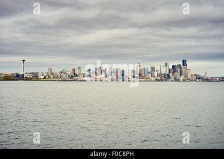 Blick auf Skyline über Puget Sound, Seattle, Washington State, USA Stockfoto