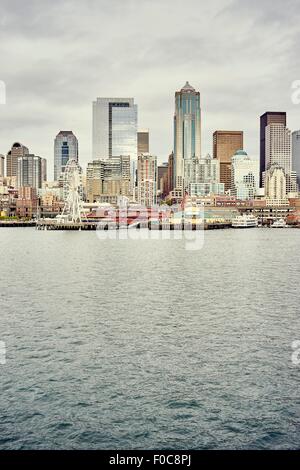 Blick auf Hafen und die Skyline, Seattle, Washington State, USA Stockfoto