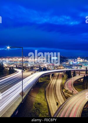 Ampel-Trails auf Überführung der Stadt bei Nacht, Seattle, Washington State, USA Stockfoto