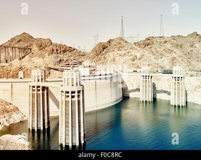 Blick auf Staumauer und Wassertürme am Hoover-Staudamm, Nevada, USA Stockfoto