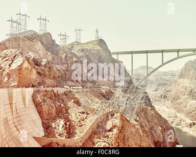 Blick auf Tal Felswand mit entfernten Brücke und Pylonen am Hoover-Staudamm, Nevada, USA Stockfoto