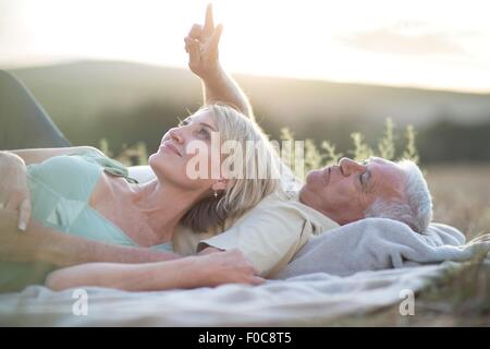 Älteres Paar auf Decke nach oben liegend Stockfoto