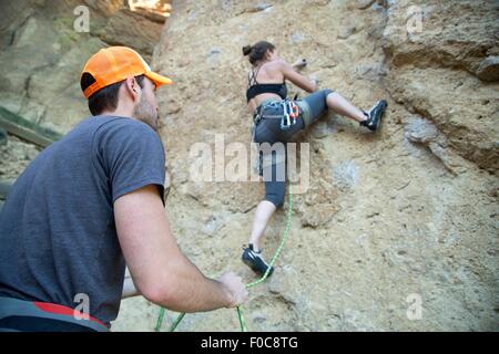 Kletterer, die Skalierung Rock, Smith Rock State Park, Oregon Stockfoto