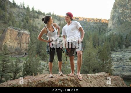 Glücklich Kletterer posieren, Smith Rock State Park, Oregon Stockfoto