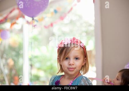 Porträt von blonden Mädchen mit Blumen Haarband lächelnd in die Kamera Stockfoto