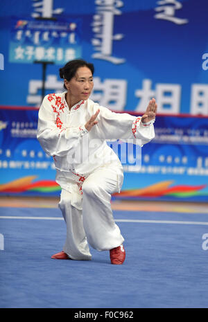 Ordos, Chinas autonomen Region Innere Mongolei. 12. August 2015. Ein Sportler aus der Provinz Hebei North China konkurriert in einem Match der Martial-Arts-Veranstaltung während der 10. nationalen traditionellen Spiele der ethnischen Minderheiten Chinas in Ordos, Nord-China autonomen Region Innere Mongolei, 12. August 2015. Bildnachweis: Shao Kun/Xinhua/Alamy Live-Nachrichten Stockfoto