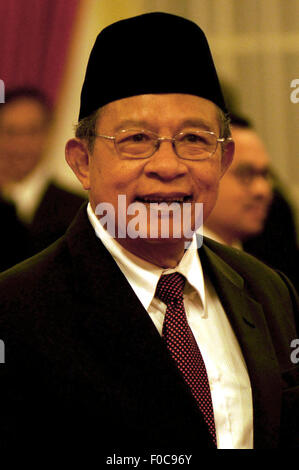 Jakarta, Indonesien. 12. August 2015. Neu ernannte besucht wirtschaftlichen Hauptminister Darmin Nasution eine Einweihung im Präsidentenpalast in Jakarta, Indonesien, 12. August 2015. Indonesischen Präsidenten Joko Widodo am Mittwoch umgebildet sein Kabinett als der Südosten Asiens größte Wirtschaft zielt darauf ab, verhaltene Wirtschaftswachstum zu beschleunigen. Drei abgestimmte Ministerposten, zwei Ministerposten und Kabinettssekretär Post wurden neu gemischt. Agung Kuncahya © B./Xinhua/Alamy Live-Nachrichten Stockfoto