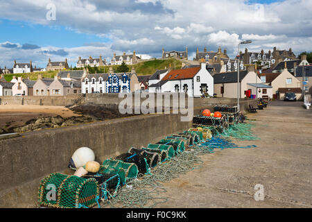 Hummer-Töpfe auf dem Kai am Findochty Morayshire, Schottland Stockfoto