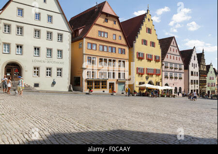 Touristen zu Fuß von typischen Gebäuden auf dem Marktplatz Marktplatz, Rothenburg Ob der Tauber, Franken, Bayern, Deutschland Stockfoto