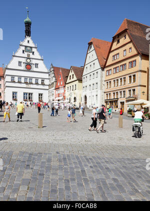 Touristen zu Fuß von typischen Gebäuden auf dem Marktplatz Marktplatz, Rothenburg Ob der Tauber, Franken, Bayern, Deutschland Stockfoto