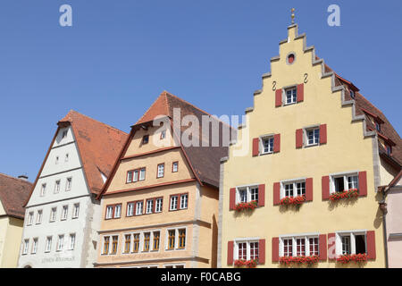 typische Gebäude auf dem Marktplatz Marktplatz, Rothenburg Ob der Tauber, Franken, Bayern, Deutschland Stockfoto