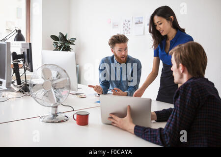 Multiethnische Geschäftsleute kommunizieren am Schreibtisch im Büro Stockfoto