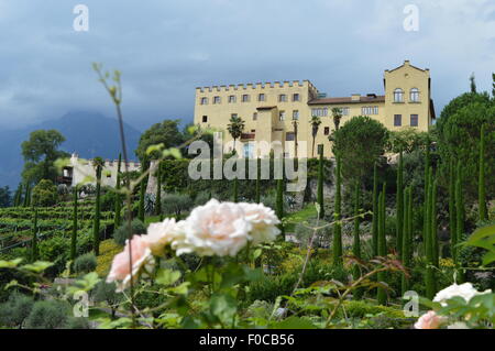Luftaufnahme der botanischen Gärten Schloss Trauttmansdorff und Teile von Meran in Südtirol Stockfoto