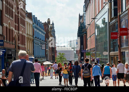 Blick auf ein arbeitsreicher Sommer Samstag Lands Lane in Leeds City Centre, The Trinity Zentrum Stockfoto