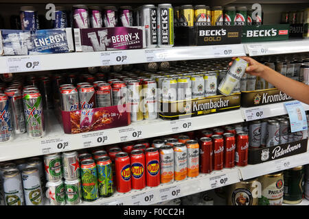 Gang mit einer Vielzahl von Energy-Drinks und stundenlang in Metall Dosen in einem Real SB-Warenhaus. Stockfoto
