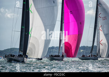 Cowes, Isle Of Wight, UK, Mittwoch, 12. August 2015. Aberdeen Asset Management Cowes Week, IRC Big Boot Klasse Yachten Bellamente (USA45), Jethou (GBR74R) und Momo (IVB72) unter Spinnaker laufen in West Solent nur nach dem Rennen starten Credit: Sam Kurtul / Alamy Live News Stockfoto