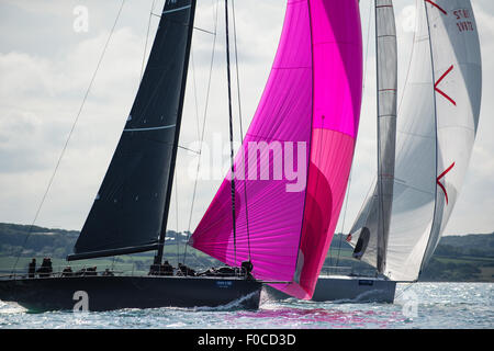 Cowes, Isle Of Wight, UK, Mittwoch, 12. August 2015. Aberdeen Asset Management Cowes Week, IRC Big Boot Klasse Yachten Jethou (GBR74R) und Momo (IVB72) in West Solent nur nach dem Rennen starten Credit: Sam Kurtul / Alamy Live News Stockfoto