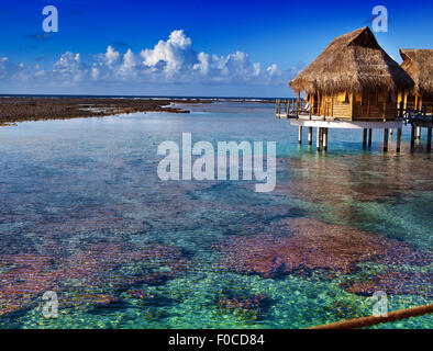 Typische polynesische Landschaft - Häuschen auf dem Wasser Stockfoto