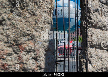 Sterben Sie Wert-Ballon durch eine Lücke durch die Berliner Mauer gesehen Stockfoto