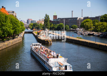 Touristischen Boot Überschrift auf Kanal, Berlin Stockfoto