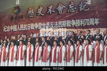 Hong Kong, China. 12. August 2015. Mitglieder von einem Chor führen im Rahmen einer Gala anlässlich des 70. Jahrestag des Sieges von dem chinesischen Volk Krieg gegen die japanische Aggression und Weltkrieg antifaschistischer in Hongkong, Südchina, 12. August 2015. © Lui Siu Wai/Xinhua/Alamy Live-Nachrichten Stockfoto