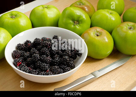 Bramley-Äpfel, frisch gepflückten Brombeeren, auf Schneidebrett mit Messer Stockfoto