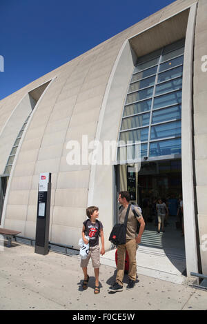 Passagiere, die dem modernen architektonischen Avignon TGV Bahnhof verlassen Stockfoto