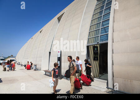 Passagiere, die dem modernen architektonischen Avignon TGV Bahnhof verlassen Stockfoto