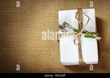 Hausgemachte Geschenkbox mit Lavendel Zweig auf Leinwand Tuch Stockfoto