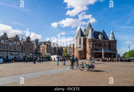 Nieuwmarkt (neuer Markt) und der Waag in Amsterdam, Niederlande an einem Sommertag. Horizontale Ausrichtung, Weitwinkel. Stockfoto