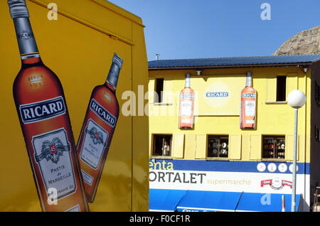 Van und Bar Werbung französischen Pastis Ricard in spanischen Pyrenäen nahe Grenze, Spanien Stockfoto