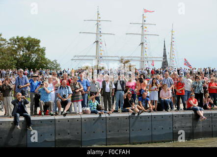 Bremerhaven, Deutschland. 12. August 2015. Tausende von Zuschauer besuchen das 9. internationale Windjammer Sail Festival 2015 im Hafen von Bremerhaven, Deutschland, 12. August 2015. Foto: INGO WAGNER/Dpa/Alamy Live News Stockfoto