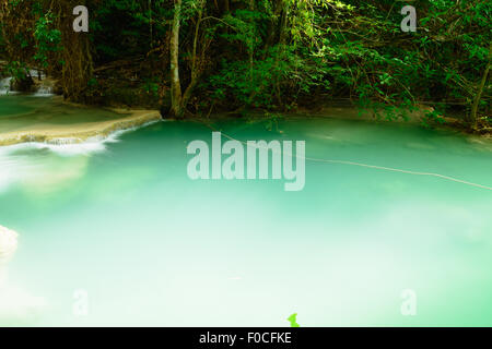 Huay Mae Kamin Wasserfall im Khuean Srinagarindra Nationalpark, Kanchanaburi Provinz Stockfoto