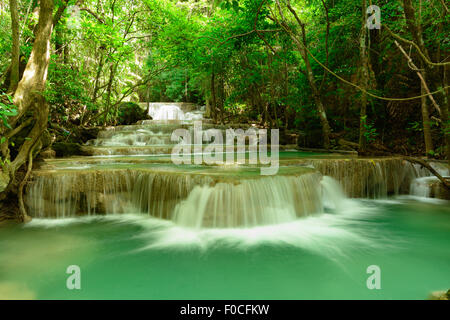 Huay Mae Kamin Wasserfall im Khuean Srinagarindra Nationalpark, Kanchanaburi Provinz Stockfoto