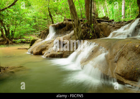 Huay Mae Kamin Wasserfall im Khuean Srinagarindra Nationalpark, Kanchanaburi Provinz Stockfoto