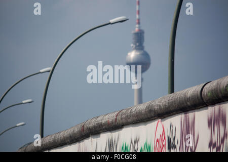 Abschnitt der Berliner Mauer Berliner Mauer und Fernsehturm Fernsehturm alte Symbole der geteilten Stadt Berlin des Kalten Krieges Deutschland Stockfoto