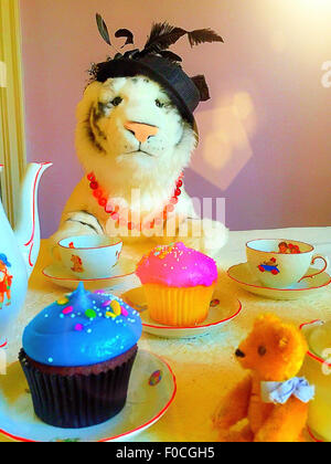 Cupcakes und Tea-Party mit ausgestopften Tieren, USA Stockfoto