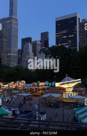 Victorian Gardens, Karneval Fahrten im Central Park mit Skyline im Hintergrund, NYC Stockfoto