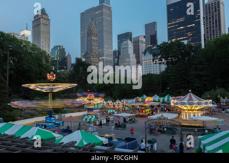 Victorian Gardens, Karneval Fahrten im Central Park mit Skyline im Hintergrund, NYC Stockfoto